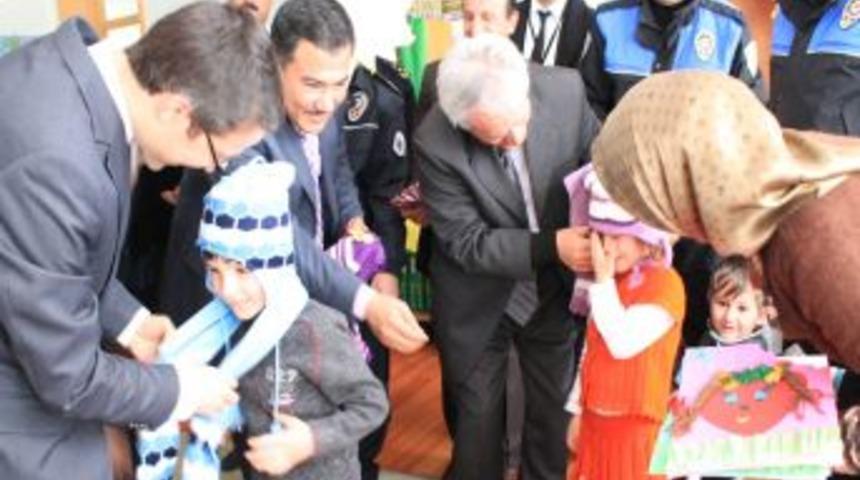 Bayburtlu &Ouml;ğrencilerin Karne Hediyesi: Atkı Ve Bere