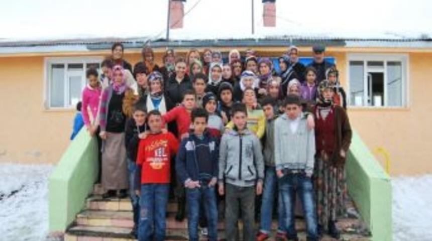 Vali Azizoğlu'nun Eşi K&ouml;yl&uuml; Kadınların Sorunlarını Dinledi