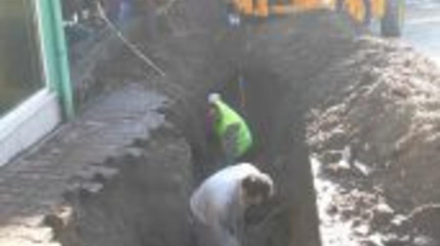 Bartın belediyesi su patlağına anında m&uuml;dehale etti