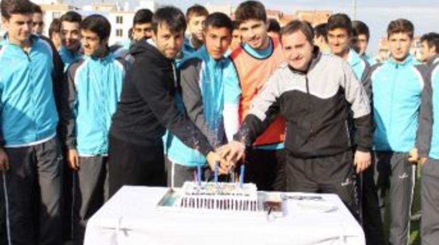 Manisaspor'dan, U16 T&uuml;rkiye Milli Takımı'na Pastalı Kutlama