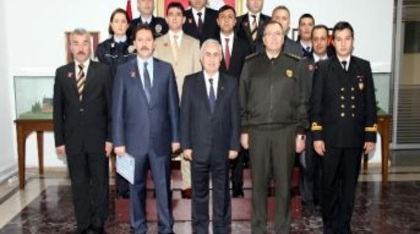 Vali Şahin'den Emniyet M&uuml;d&uuml;r&uuml; Bulak Ve 10 Emniyet Personeline Başarı Belgesi Ve Altın &Ouml;d&uuml;l&uuml;