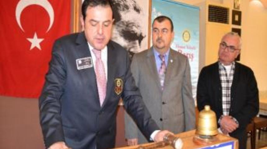 Rotary Kul&uuml;b&uuml;nden Tuncel Yılmaz&rsquo;a Plaket