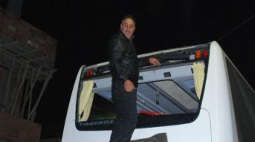 Yolcu Otob&uuml;s&uuml;ne Mermi İsabet Etti