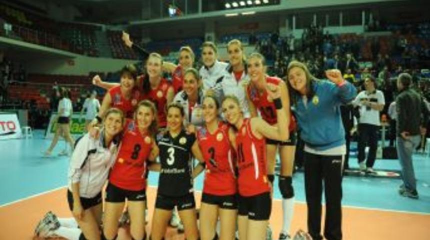 Atom Trefl Sopot'u 3-0'la Ge&ccedil;en Vakıfbank, Eczacıbaşı VitrA'nın Rakibi Oldu