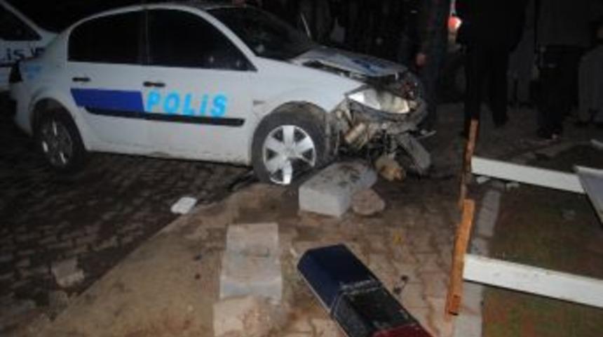 Polis Aracı Kaza Yaptı: 2 Yaralı