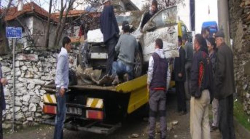 El Freni &Ccedil;ekilmeyen Ara&ccedil; Duvara &Ccedil;arparak Durabildi