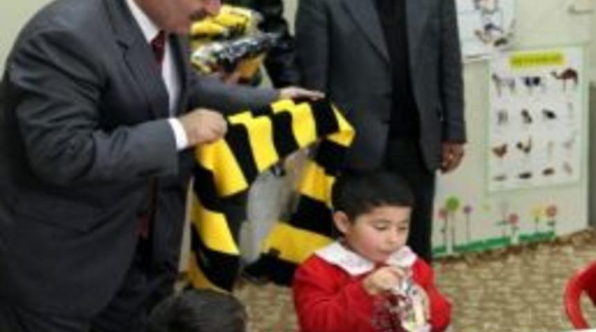 Obaf&rsquo;tan K&ouml;y Okullarındaki &Ouml;ğrencilere Karne Hediyesi