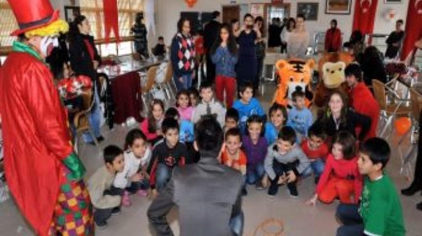 Yuva &Ccedil;ocuklarına Karne Ş&ouml;leni