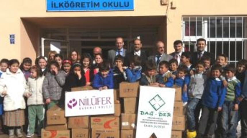 Nil&uuml;fer Bademli Minik &Ouml;ğrenciler Karne &Ouml;ncesi K&ouml;yl&uuml; Arkadaşlarını Sevindirdi