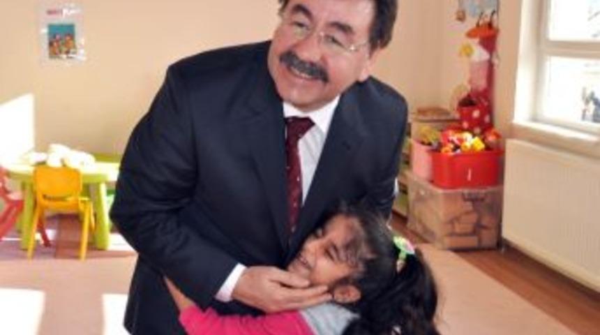 Başkan Odabaşı&rsquo;ndan Miniklere Karne Hediyesi