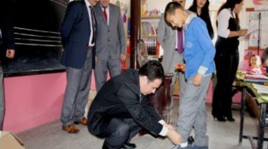 G&uuml;ce&rsquo;de İhtiya&ccedil; Sahibi &Ouml;ğrencilere Kışlık Bot Yardımı