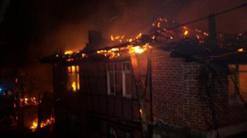 İki Katlı Ev Ve Ahır Alev Alev Yandı
