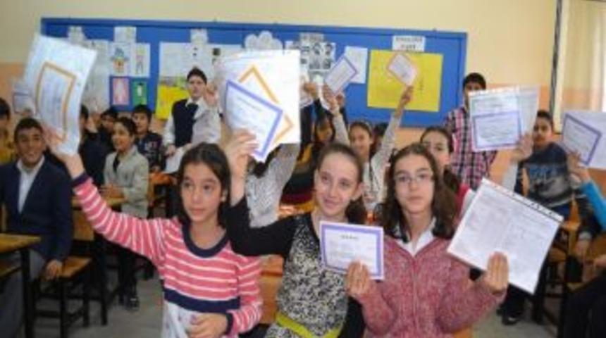 &Ouml;ğrenciler Karnelerini Vali Yılmaz&rsquo;ın Elinden Aldı