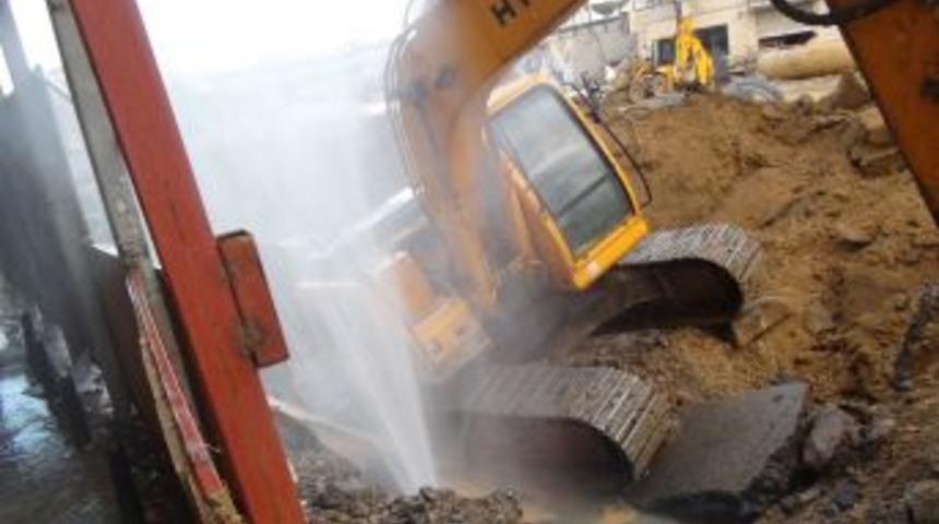 Taksim&rsquo;de Su Borusu Patladı, Su Metrelerce Y&uuml;kseğe Fışkırdı