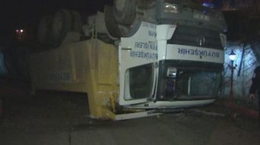 Hafriyat Kamyonu Sitenin Avlusuna U&ccedil;tu