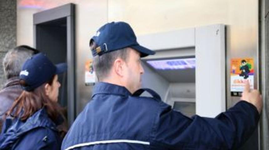 Polis Dolandırıcılara Karşı ATM&rsquo;lere Uyarı &Ccedil;ıkartmaları Yapıştırdı
