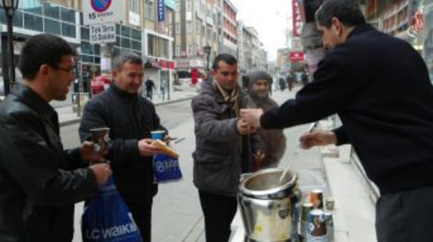 Kırıkkaleli Esnaf Her G&uuml;n &Uuml;cretsiz Sıcak &Ccedil;orba Dağıtıyor