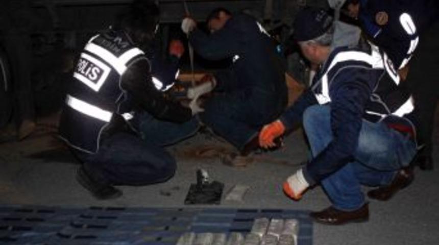 Mersin&rsquo;de TIR&rsquo;ın Gizli B&ouml;lmelerinde 65 Kilo Eroin Ele Ge&ccedil;irildi