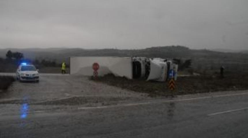&Ccedil;anakkale'de Yağmur Sebebiyle Kontrolden &Ccedil;ıkan Tır Devrildi: 1 Yaralı