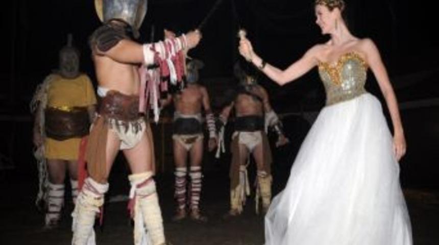 Gladyat&ouml;rler Ve Mankenler Aynı Arenada