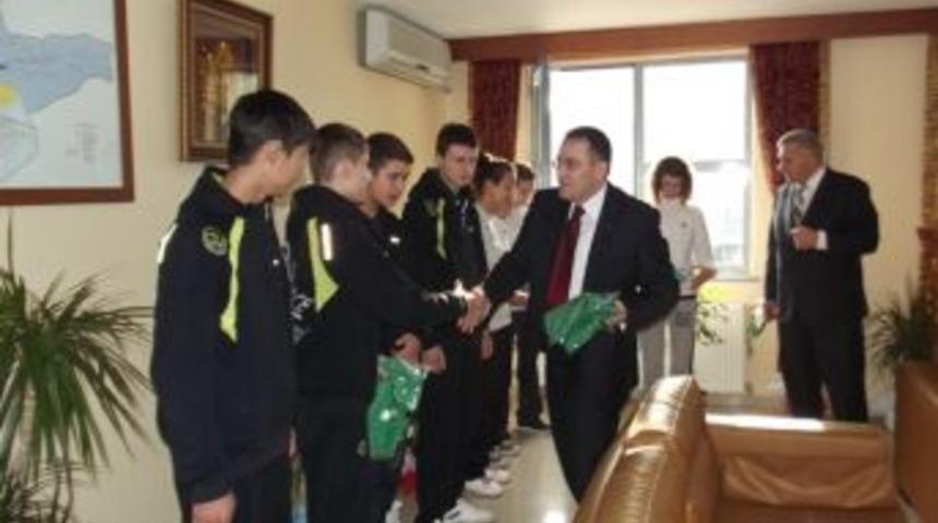 Kaymakamdan Başarılı &Ouml;ğrencilere Hediye