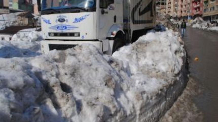 Hakkari'de Karla M&uuml;cedele &Ccedil;alışmaları Devam Ediyor