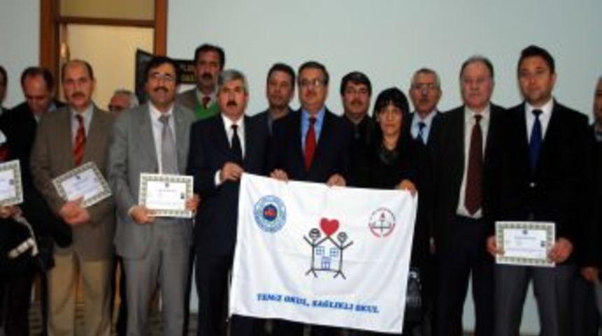 Beyaz Bayrak Alan Okul M&uuml;d&uuml;rlerine Teşekk&uuml;r Belgesi Verildi