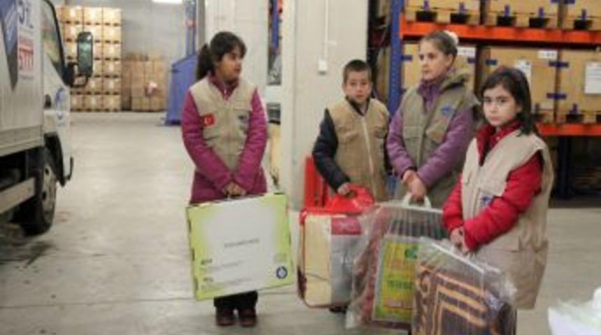 Minik Y&uuml;reklerden Suriye'lilere, Battaniye Ve Nakdi Yardım
