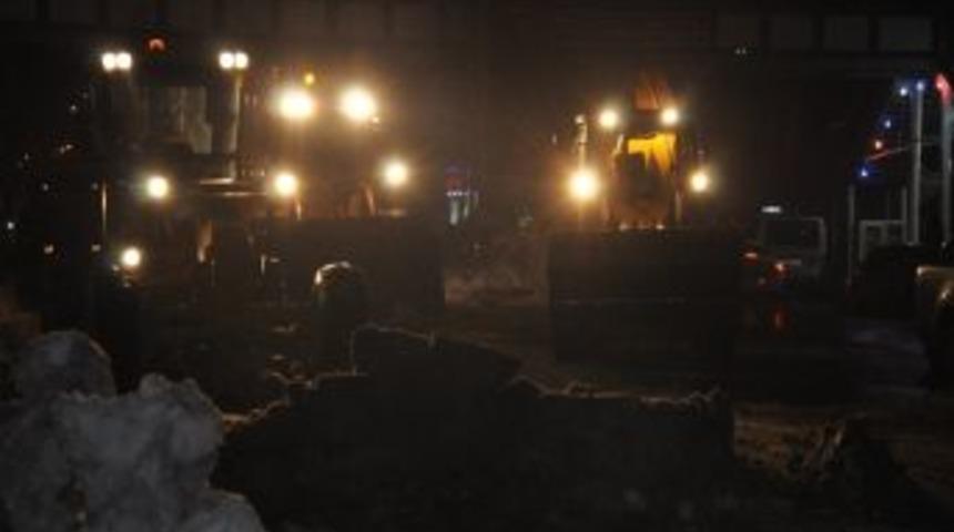 Tatvan&rsquo;da Karla M&uuml;cadele &Ccedil;alışmaları S&uuml;rd&uuml;r&uuml;yor