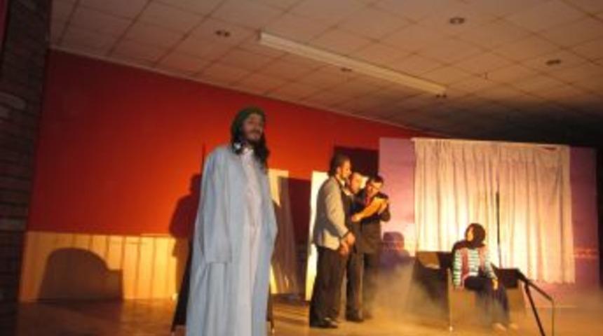 'G&uuml;l Devri Ev' Adlı Oyun Merzifonlularla Buluştu