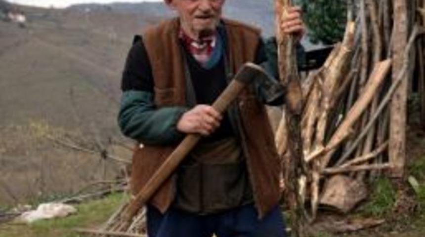 100 Yaşında, Gen&ccedil;lere Taş &Ccedil;ıkartıyor