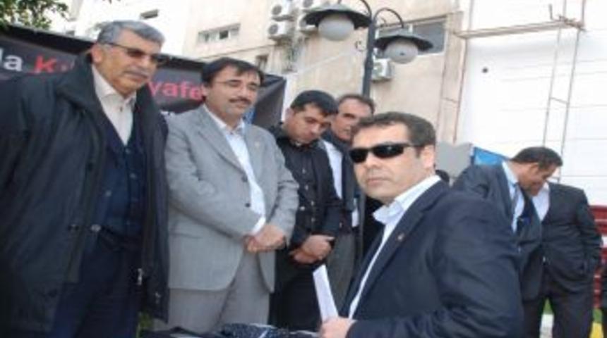 Memur-Sen İskenderun'da Kılık Kıyafet Özgürlüğü Için Imza Standı Açtı