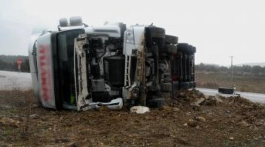 &Ccedil;anakkale'de TIR Devrildi