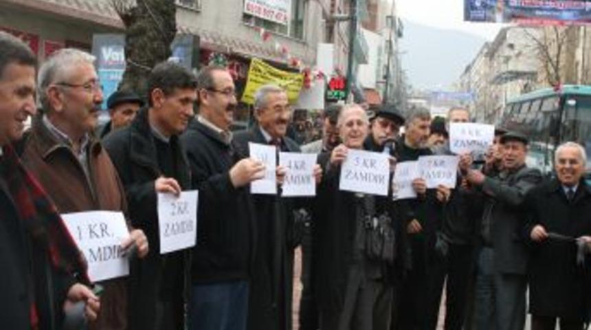 T&uuml;keticilerden Benzin Zammına T&uuml;rk&uuml;l&uuml; Protesto