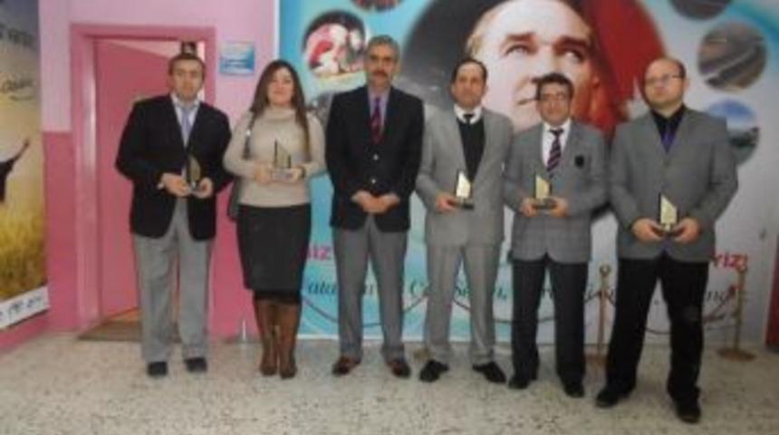 &Ouml;ğretmenlere plaket verildi