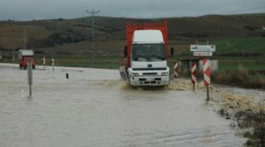 &Ccedil;ene Deresi Taştı: Tekirdağ- Hayrabolu Yolu Trafiğe Kapatıldı
