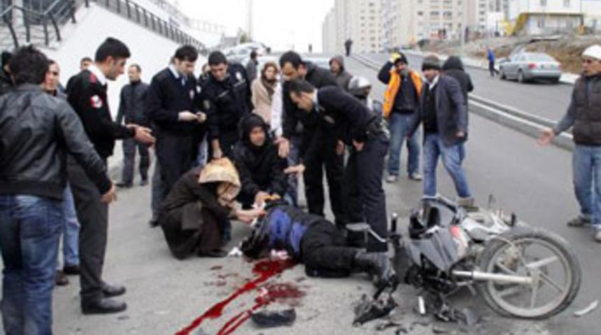 Kaza yapan s&uuml;r&uuml;c&uuml;y&uuml; hayatta tutma yarışı