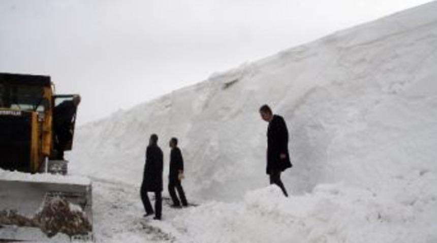 Diyadin Kaymakamı Yol A&ccedil;ma &Ccedil;alışmasına Katıldı