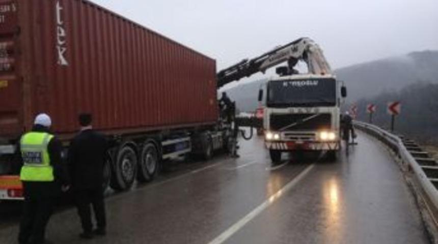 Bursa-istanbul Yolu Kaza Sebebiyle 2 Saat Kapandı