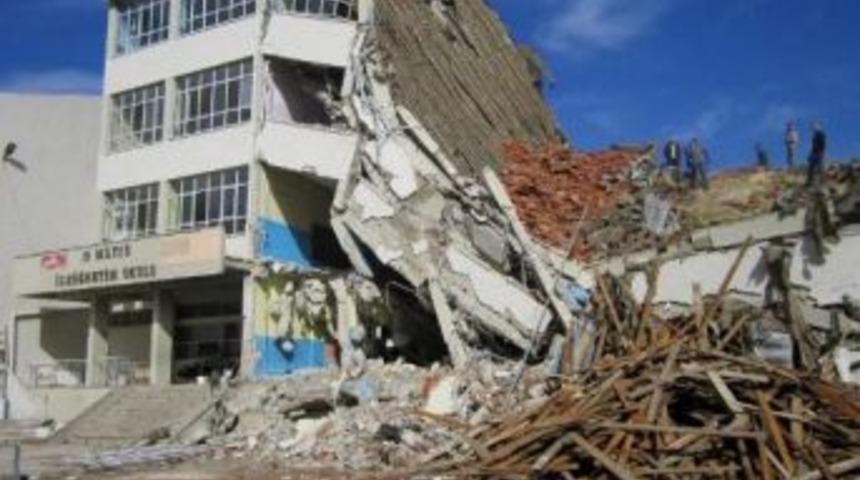 Turgutlu'da Depreme Dayanıklı Olmayan Okul Yıkılıyor