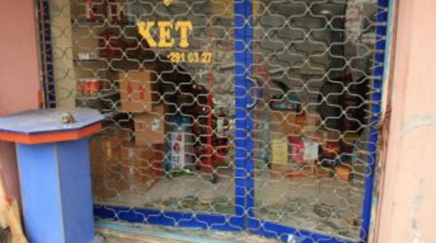 Kamyonet Bakkala Girdi, M&uuml;şteri Saniyelerle Kurtuldu