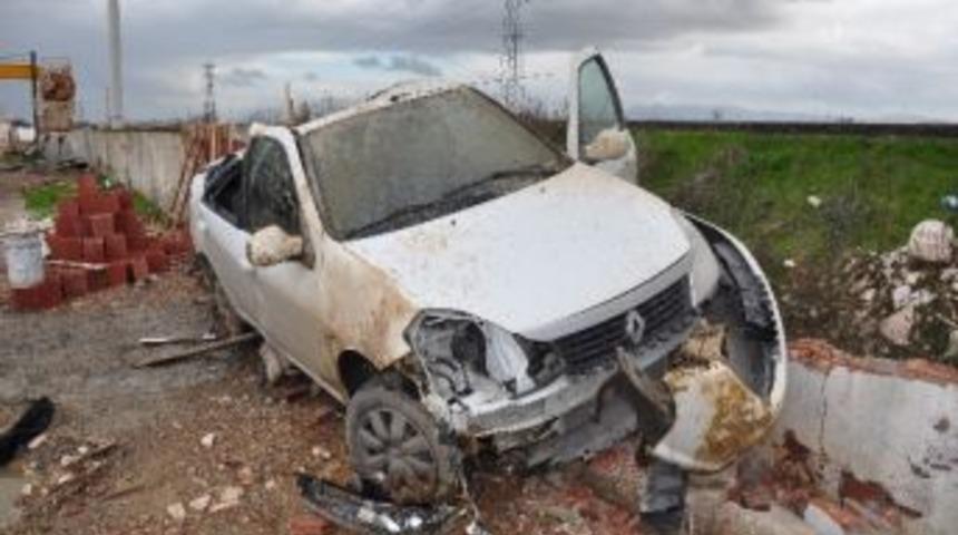 &Ouml;n&uuml;ne K&ouml;pek &Ccedil;ıkan Ara&ccedil; Şarampole Yuvarlandı