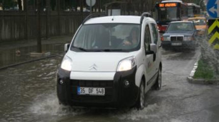 İzmir'de Yağmur G&uuml;nl&uuml;k Hayatı Fel&ccedil; Etti