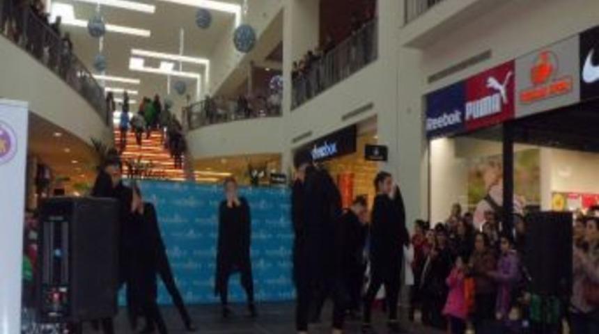 &Uuml;lkem Koleji &Ouml;ğrencilerinden Dans Ve M&uuml;zik G&ouml;sterisi