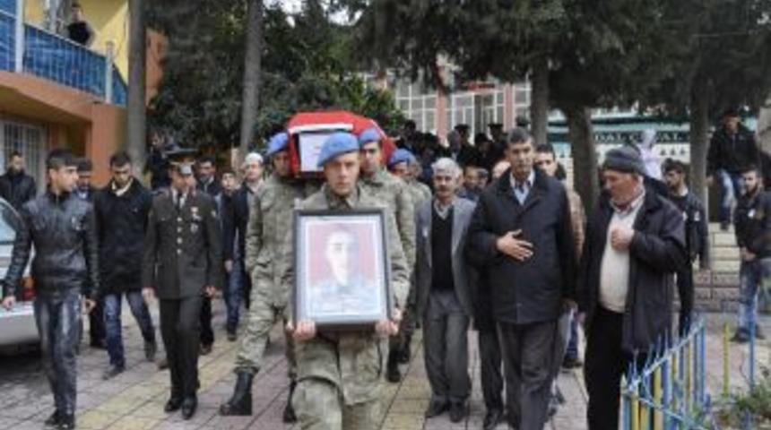 İntihar Ettiği Iddia Edilen Asker Toprağa Verildi