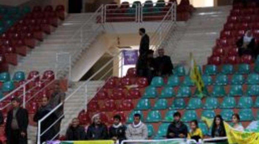 BDP Diyarbakır'da, 5 Bin Kişilik Salonun Yarısını Zor Doldurdu