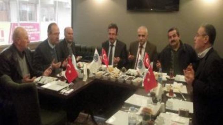 '2012 Yılı T&uuml;rk K&uuml;lt&uuml;r&uuml;&rsquo;ne Hizmet' &Ouml;d&uuml;l&uuml; &Ouml;mer &Ouml;zcan&rsquo;a