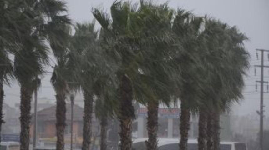 Antalya&rsquo;da Fırtına Ve Yağmur Hayatı Olumsuz Etkiledi