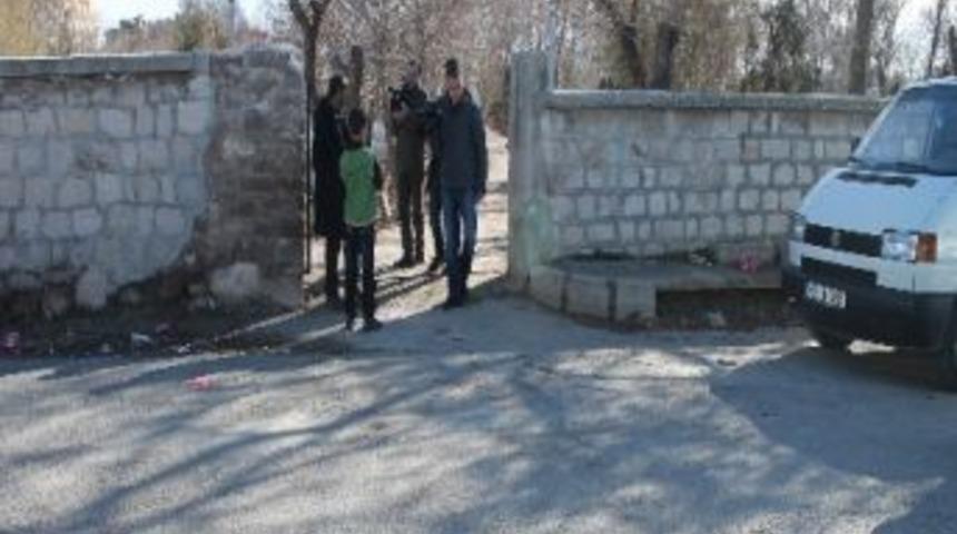 Mezarlık &Ccedil;ıkışında Amcasının &Ccedil;ocuklarını Vurdu