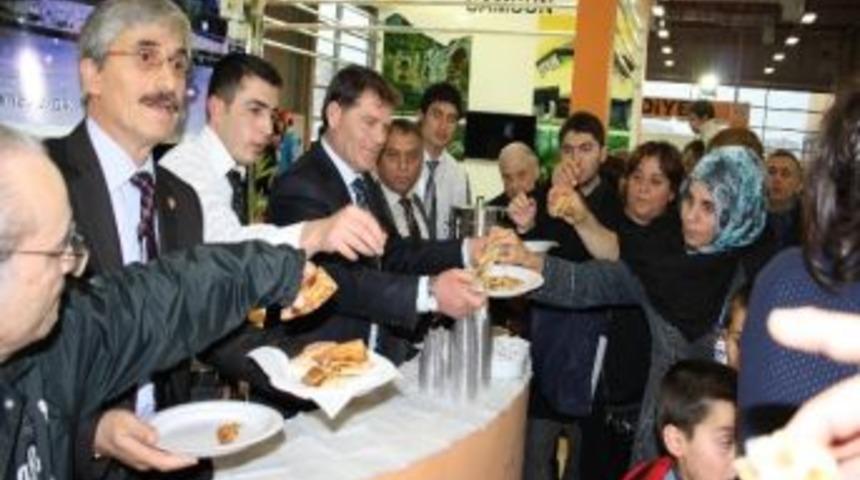 İl Genel Meclisi &Uuml;yelerinden Samsun Pidesi İkramı